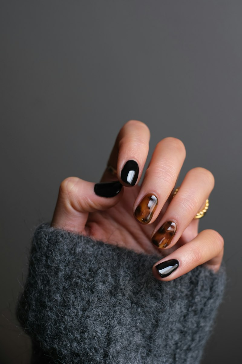 Manos con las uñas pintadas