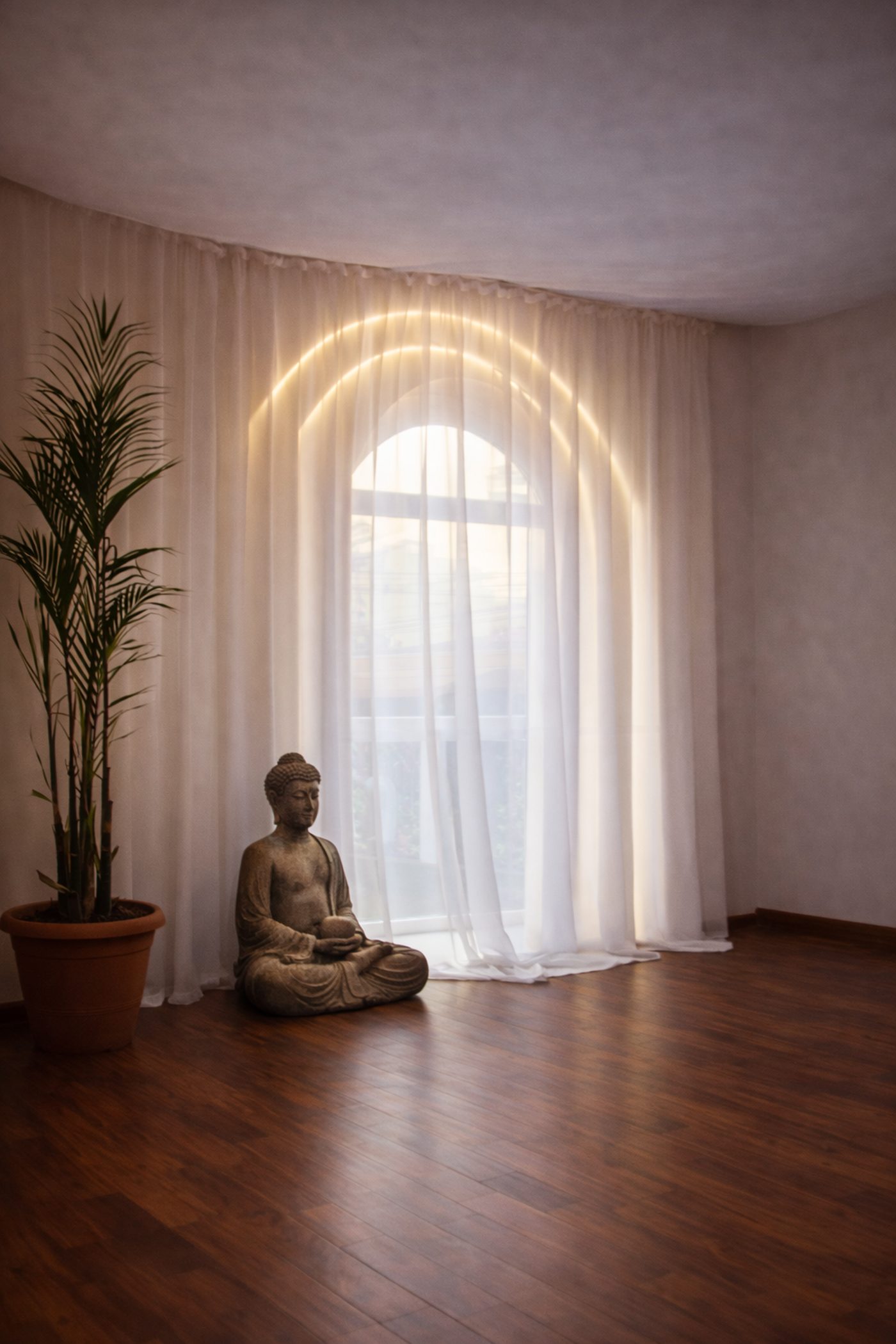 Sala de Sunshine Wellness Home con ventanal en arco